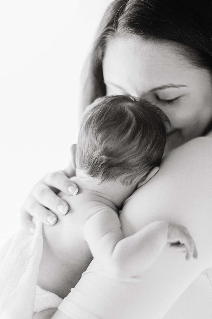 savannah newborn photographer. black and white photo of mom holding newborn baby